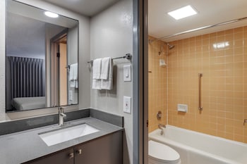 Deluxe Room, 1 King Bed, Non Smoking, Kitchenette