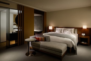 Premier Grand - Deluxe King with the Club Lounge Access (breakfast, tea, and bar time)