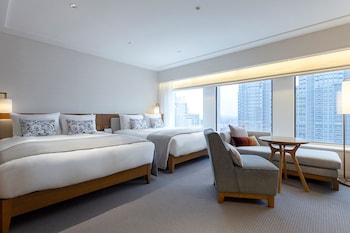 Premier Grand - Deluxe 2 Queens  with the Club Lounge Access (Breakfast, Tea, and Bar time)