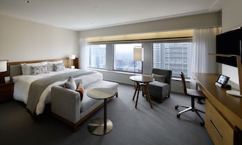 Premier Grand - Deluxe King with the Club Lounge Access (breakfast, tea, and bar time)