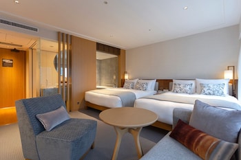 Premier Grand - Deluxe 2 Queens  with the Club Lounge Access (Breakfast, Tea, and Bar time)
