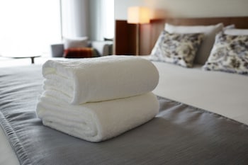 Premier Grand - Deluxe King with the Club Lounge Access (breakfast, tea, and bar time)