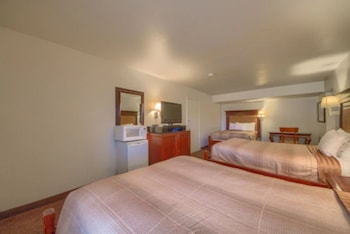 Standard Room, Smoking (3 Double Beds)