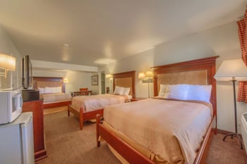 Standard Room, Smoking (3 Double Beds)