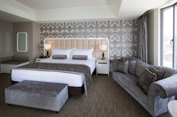 Junior Suite, 1 King Bed, Club Lounge Access, River View