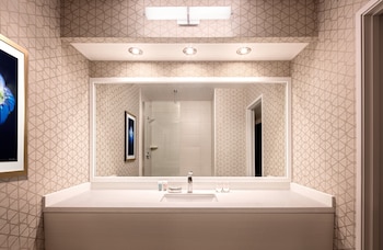 Pyramid Premier Two Queen Room
