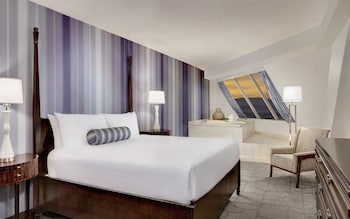 Pyramid King Corner Suite