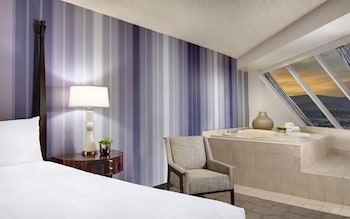 Pyramid Two Queen Corner Suite