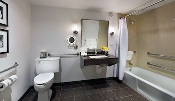 Room, 1 Queen Bed, Accessible (Roll-In Shower, Mobility & Hearing)