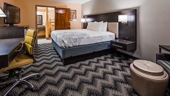 Standard Room, 1 King Bed, Non Smoking, Refrigerator & Microwave (1st Floor)