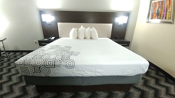 Standard Room, 1 King Bed, Non Smoking, Refrigerator & Microwave (1st Floor)