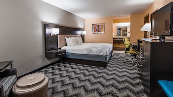 Standard Room, 1 King Bed, Non Smoking, Refrigerator & Microwave (1st Floor)