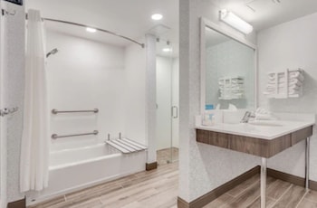 Studio, 1 King Bed, Accessible (Mobility & Hearing, Roll-In Shower)