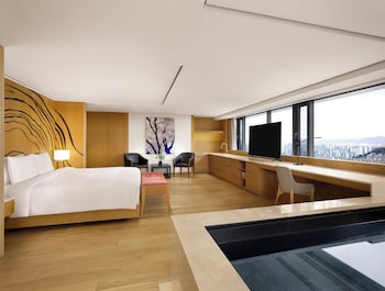 [K-Rang PKG] Premier Pool + (Half board, Spa, Pool, Gym, N Seoul Tower, Beauty Kit) for 2 & Wine