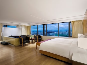[The Oasis Summer PKG] Deluxe Pool + Breakfast for 2+Oasis Outdoor Pool &Indoor Pool &Fitness for 2