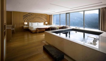 [The Oasis Summer PKG] Deluxe Pool Namsan View +BF for 2+Oasis Outdoor Pool&Indoor Pool&Fitness for2