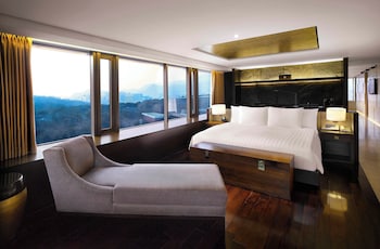 Grand Premier Pool Namsan View Suite