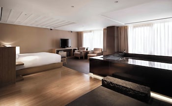 [The Oasis Summer PKG] Banyan Pool Deluxe +Breakfast for 2 +Oasis Outdoor& Indoor Pool&Fitness for 2