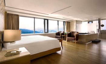 [The Oasis Summer PKG] Deluxe Pool Namsan View +BF for 2+Oasis Outdoor Pool&Indoor Pool&Fitness for2