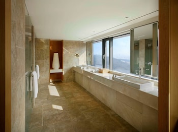 [K-Rang PKG] Premier Pool + (Half board, Spa, Pool, Gym, N Seoul Tower, Beauty Kit) for 2 & Wine