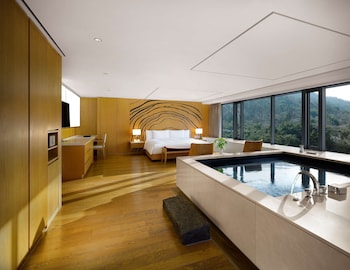 [The Oasis Summer PKG] Deluxe Pool Namsan View +BF for 2+Oasis Outdoor Pool&Indoor Pool&Fitness for2