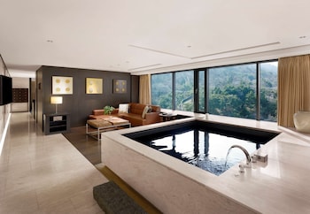 Grand Premier Pool Namsan View Suite