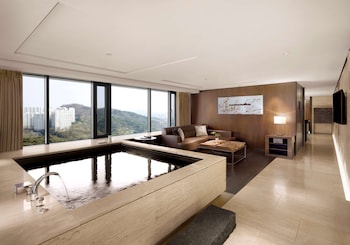 [The Oasis Summer PKG] Grand Premier Pool Suite + Breakfast &Oasis Outdoor&Indoor Pool&Fitness for 2