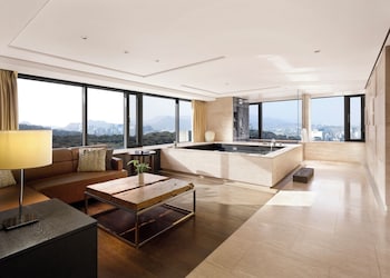 Grand Premier Pool Namsan View Suite