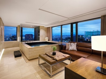 [The Oasis Summer PKG] Premier Pool Suite + Breakfast & Outdoor Pool& Indoor Pool & Fitness for 2