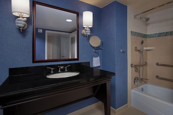 Deluxe View - Wheelchair Accessible Tub Option for Hearing Accessible 2 Queen Beds
