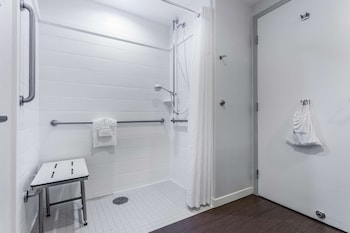 Room, 1 Queen Bed, Accessible (Hearing)
