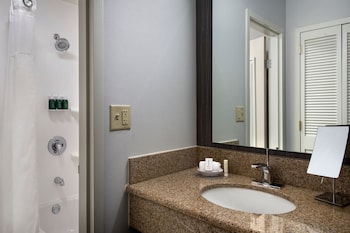 Suite, 1 Bedroom, Courtyard View