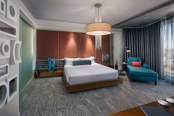 Suite, 1 King Bed, Tower