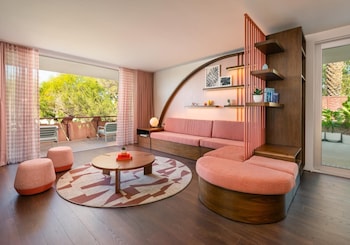 Suite, 1 King Bed (Hideaway)