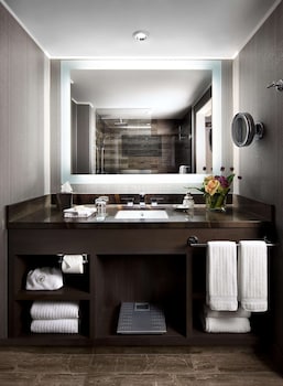 Suite, 1 King Bed with Sofa bed, Harbor View