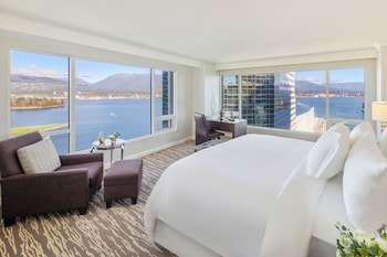 Signature Harbor and Stanley Park View Corner Room, 1 King Bed