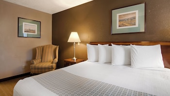 Standard Room, 1 Queen Bed, Non Smoking, Refrigerator & Microwave