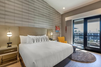 Deluxe Room, 1 King Bed, Non Smoking, Balcony