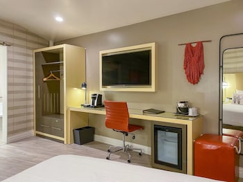 Standard Room, 2 Queen Beds, Accessible, Non Smoking (Roll-In Shower)
