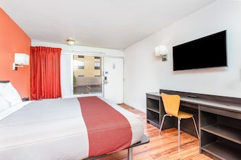 Room, 1 King Bed, Accessible Bathtub, Smoking