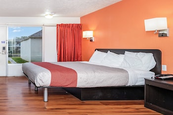 Room, 1 King Bed, Smoking, Jetted Tub
