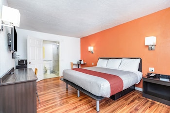 Room, 1 King Bed, Accessible Bathtub, Smoking