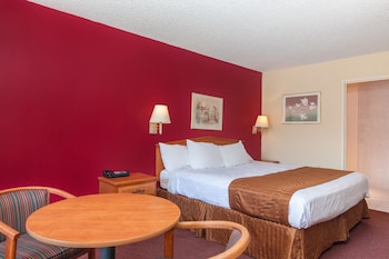 Family Suite, Non Smoking (1 Queen, 2 Double Beds)