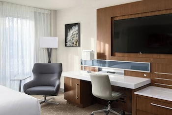 Room, 1 King Bed, River View (Mobility/Hearing Access, Transf Shwr)