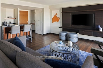 Executive Suite, 1 King Bed, River View (Mobility Accessible, Roll-in Shower)