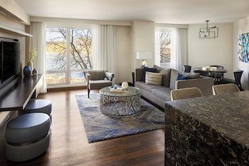 Executive Suite, 1 King Bed, River View