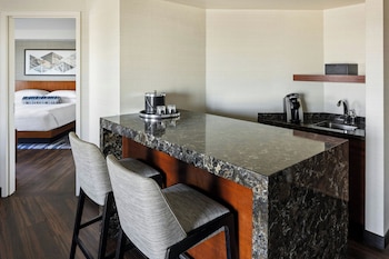 Executive Suite, 1 King Bed, River View