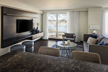 Executive Suite, 1 King Bed, River View