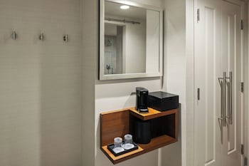 Room, 1 King Bed, River View (Mobility/Hearing Access, Transf Shwr)
