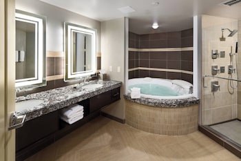 Suite, 1 King Bed, River View